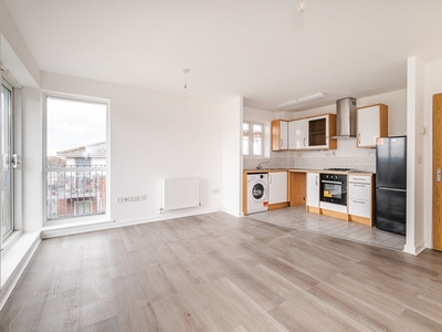 2 bedroom property to let in Curtis Field Road London SW16