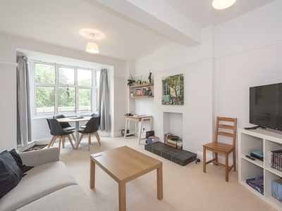 2 bedroom property to let in The Pavement, Clapham SW4
