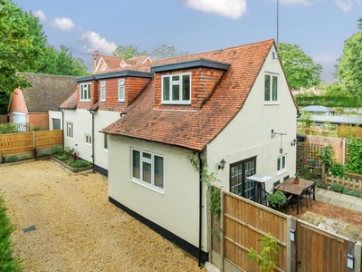 4 Bed House For Sale in Bagshot, Surrey, GU19 - 5193268