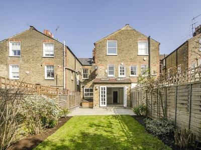 5 bedroom property to let in Iveley Road Clapham SW4