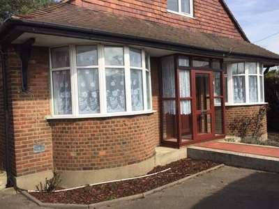 Bungalow to rent in Staines Road, Feltham TW14