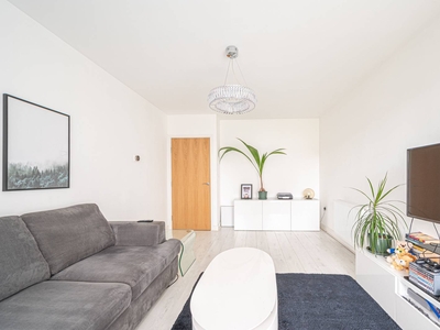 Flat in Chronicle Avenue, Temple Fortune, NW9