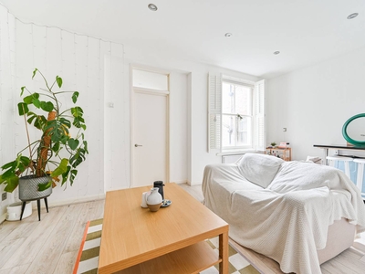 Flat in Shrubbery Road, Streatham, SW16