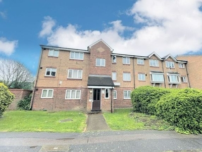 Flat to rent in Express Drive, Ilford IG3