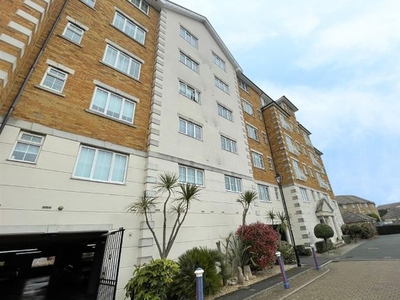 Flat to rent in Golden Gate Way, Eastbourne BN23