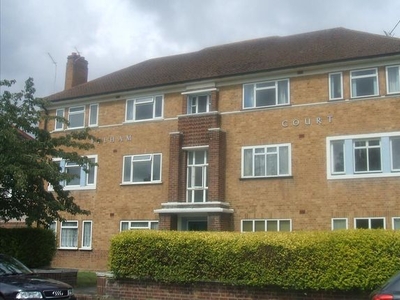 Flat to rent in Kingston Road, Staines TW18