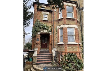 Flat to rent in Sheen Road, Richmond TW10
