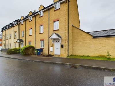 Town house to rent in Greenacre Way, Bishops Cleeve, Cheltenham GL52