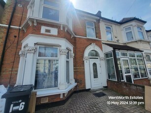 1 bedroom flat for rent in Cecil Road, Ilford, IG1