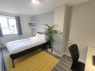 1 bedroom house share for rent in Newly Refurbished Deluxe Double Room - £150 deposit alternative available!, BH12