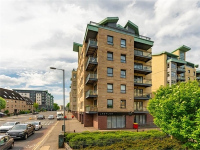 2 bed fourth floor flat for sale in The Shore