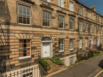 2 bed lower ground floor flat for sale in New Town
