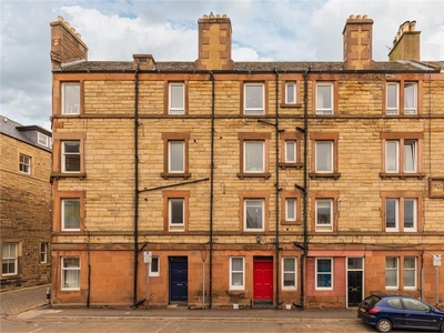 2 bed top floor flat for sale in Polwarth