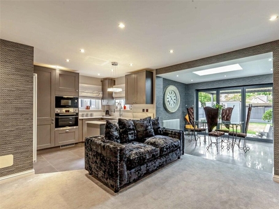 2 bedroom semi-detached house for sale in Catherine Close, Pilgrims Hatch, Brentwood, CM15