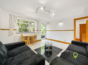 2 bedroom detached bungalow for rent in Durnsford Road, Bounds Green, N11