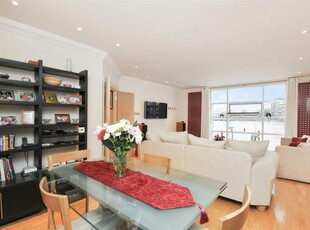 2 bedroom detached house for rent in Clove Hitch Quay, Battersea, SW11