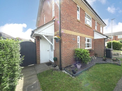 2 bedroom end of terrace house for sale in Rochford Drive, Luton, Bedfordshire, LU2
