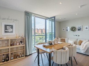 2 bedroom flat for rent in Clove Hitch Quay, SW11