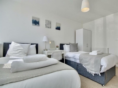 2 bedroom flat for rent in Enterprise House, Isambard Brunel Road, PO1