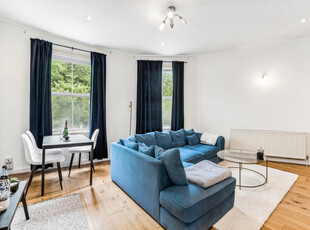 2 bedroom flat for rent in Falcon Road,
Battersea Park, SW11