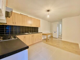 2 bedroom flat for rent in High Street, SW19 2AB, SW19