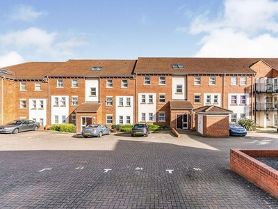 2 bedroom flat for rent in Mary Court, Chatham, Kent, ME4