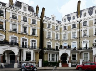 2 bedroom flat for rent in Redcliffe Square, Chelsea, London, SW10
