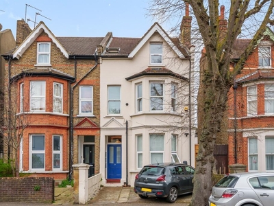 2 bedroom flat for sale in Broughton Road, London, W13