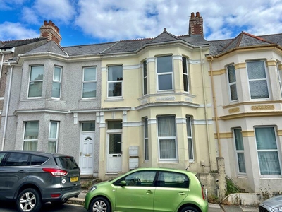 2 bedroom flat for sale in Grafton Road, Mutley, Plymouth. A first floor 2 bedroomed spacious flat that comes with parking to the rear., PL4