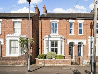 2 bedroom semi-detached house for sale in George Street, Bedford, MK40