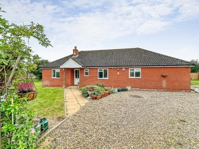 3 bedroom detached bungalow for sale in Park Road, Spixworth, NR10