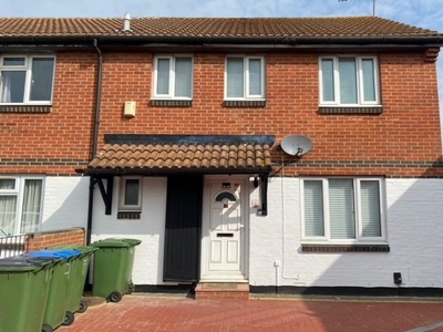3 bedroom end of terrace house for rent in Ludham Close, London, SE28