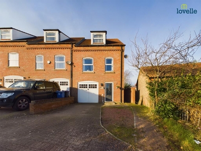 3 bedroom end of terrace house for sale in St. Augustine Road, Lincoln, LN2