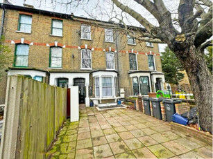 3 bedroom flat for rent in 15 Urswick Road, London, E9