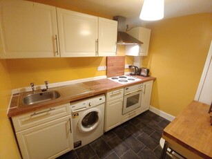 3 bedroom flat for rent in Crighton Place, Leith, Edinburgh, EH7