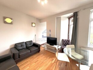 3 bedroom flat for rent in Montana Road, Tooting Bec, London, SW17 8SN, SW17