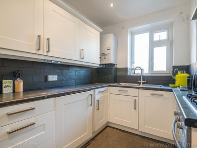3 bedroom flat for rent in Valentine Court, Perry Vale, Forest Hill, London, SE23