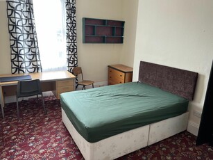 3 bedroom flat share for rent in Brighton Grove, Newcastle upon Tyne, NE4