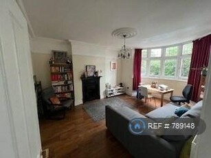 3 bedroom maisonette for rent in Belmont Hill, London, SE13