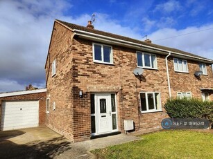 3 bedroom semi-detached house for rent in Broadway, Dunscroft, Doncaster, DN7