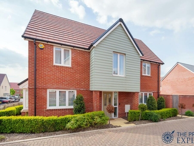 3 bedroom semi-detached house for sale in Coltsfoot Way, Longacre, RG23