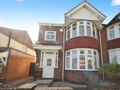 3 bedroom semi-detached house for sale in Talbot Road, Luton, LU2