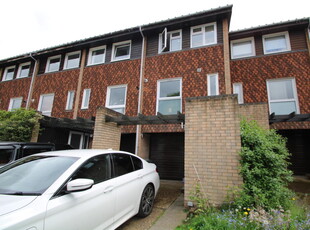 3 bedroom terraced house for rent in Bardsley Close, Croydon, CR0 5PT, CR0