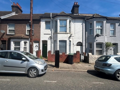 3 bedroom terraced house for sale in Crawley Road, Luton, LU1