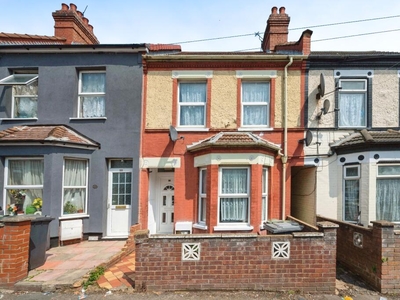 3 bedroom terraced house for sale in Selbourne Road, Luton, Bedfordshire, LU4
