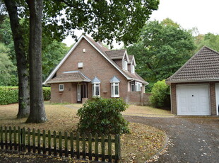4 bedroom detached house for rent in Airetons Close, Broadstone, BH18
