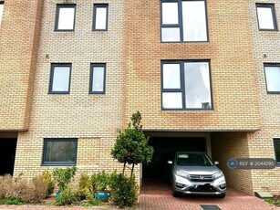4 bedroom detached house for rent in Ellis Road, Trumpington, Cambridge, CB2