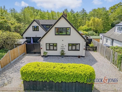 4 bedroom detached house for sale in Billericay Road, Herongate, Brentwood, CM13