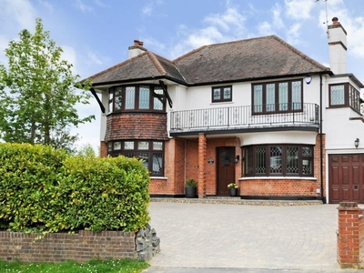 4 bedroom detached house for sale in Chelmsford Road, Shenfield, Brentwood, CM15