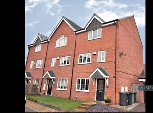 4 bedroom end of terrace house for rent in Waggon Road, Leeds, LS10